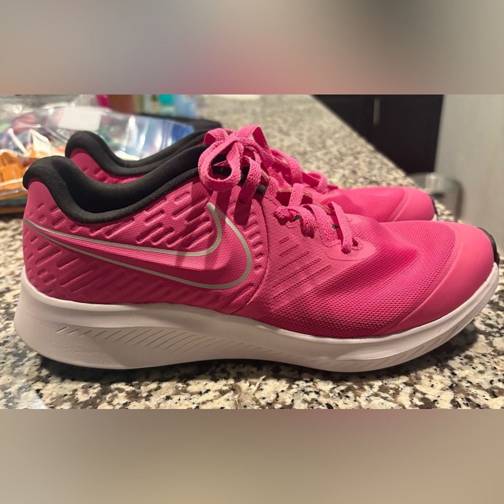 Nike Star Runners 2.0 GS 
Pink Glow (Fuschis)
Size 6.5Y